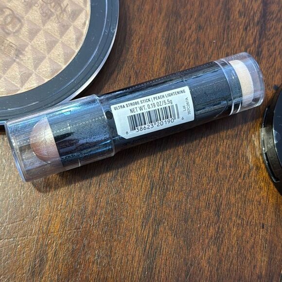 Revolution Contour Kit Light Medium + Pro Illuminate + Blush + More - Picture 7 of 9